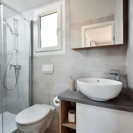 Premium-mobilheim Mit 2 Schlafzimmern Auf Dem Apartmán Ugljan